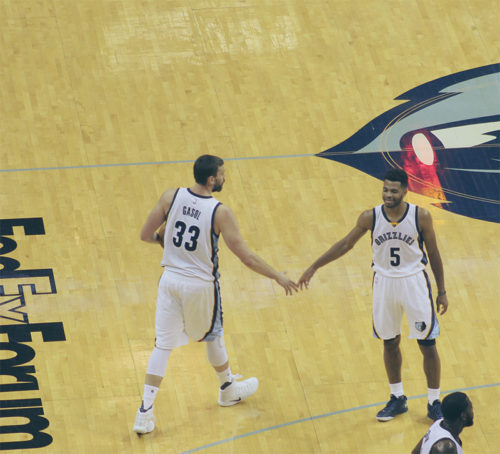 gasol-harrison-sixers-12062016